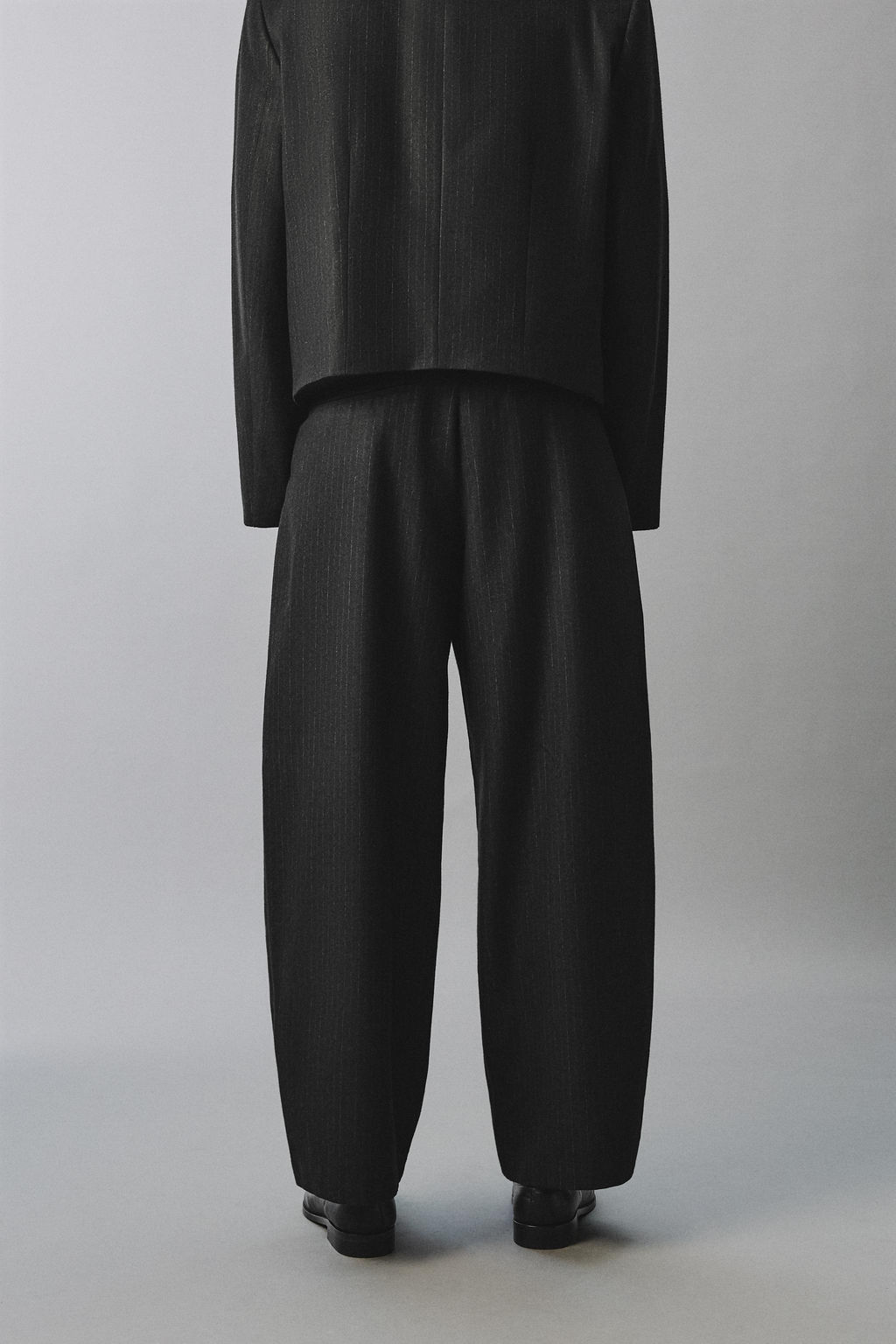 PINSTRIPED SUIT TROUSERS WITH PLEATS - Zara фото 12