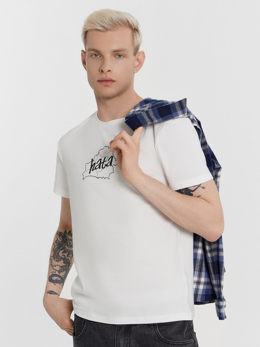 Футболка мужская белая с принтом и надписью "hata"