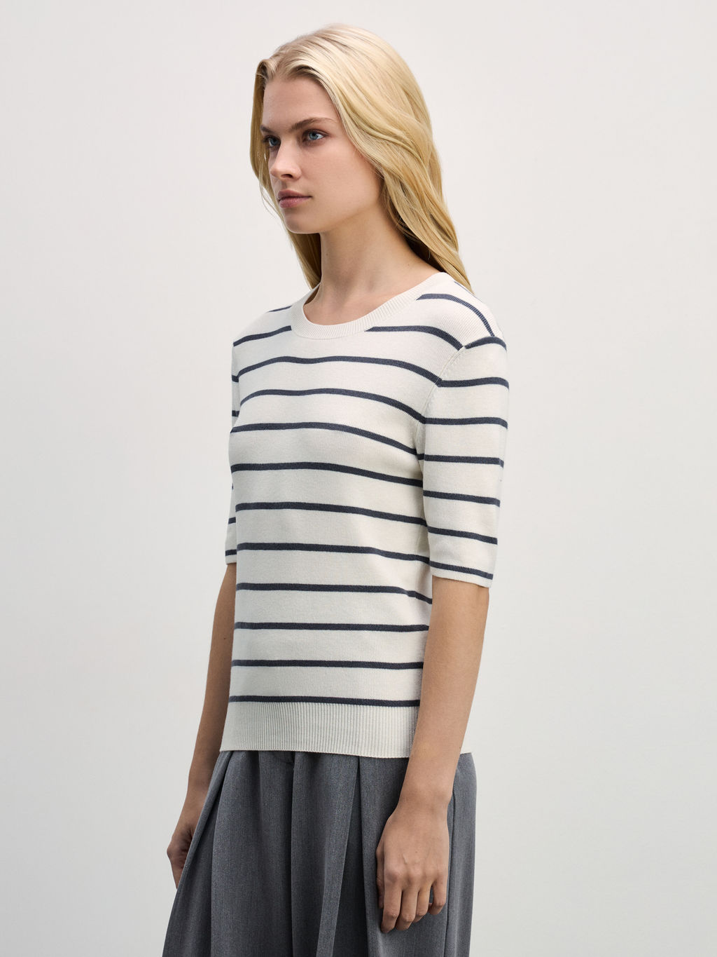 Базовый джемпер с коротким рукавом из вискозы / Zarina  фото 4