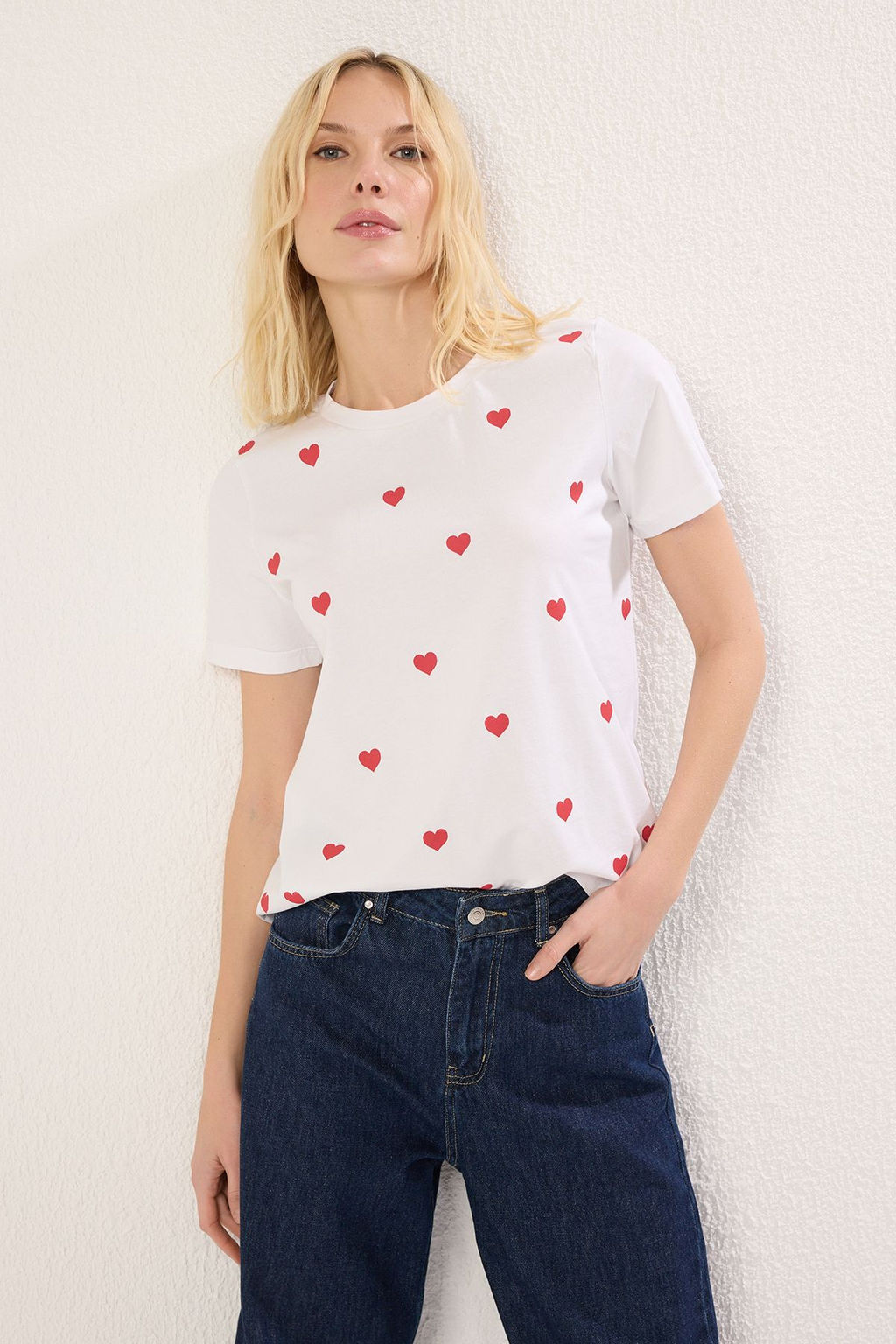 TRENDYOLMILLA Ekru %100 Pamuk Kalp Bask?l? Regular/Normal Kal?p Bisiklet Yaka Orme T-Shirt TWOSS20TS0757