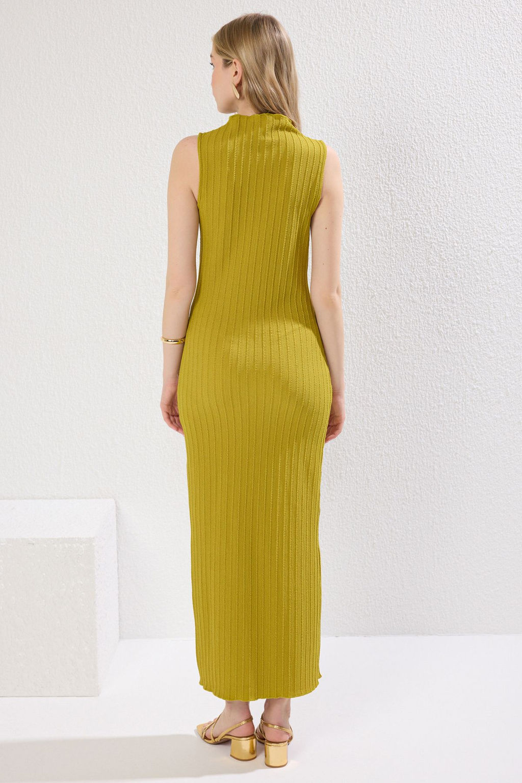 TRENDYOLMILLA Kahverengi Dokulu Kumas Dik Yaka Vucuda Oturan Esnek Maxi Orme Elbise TWOSS25EL00163 фото 5