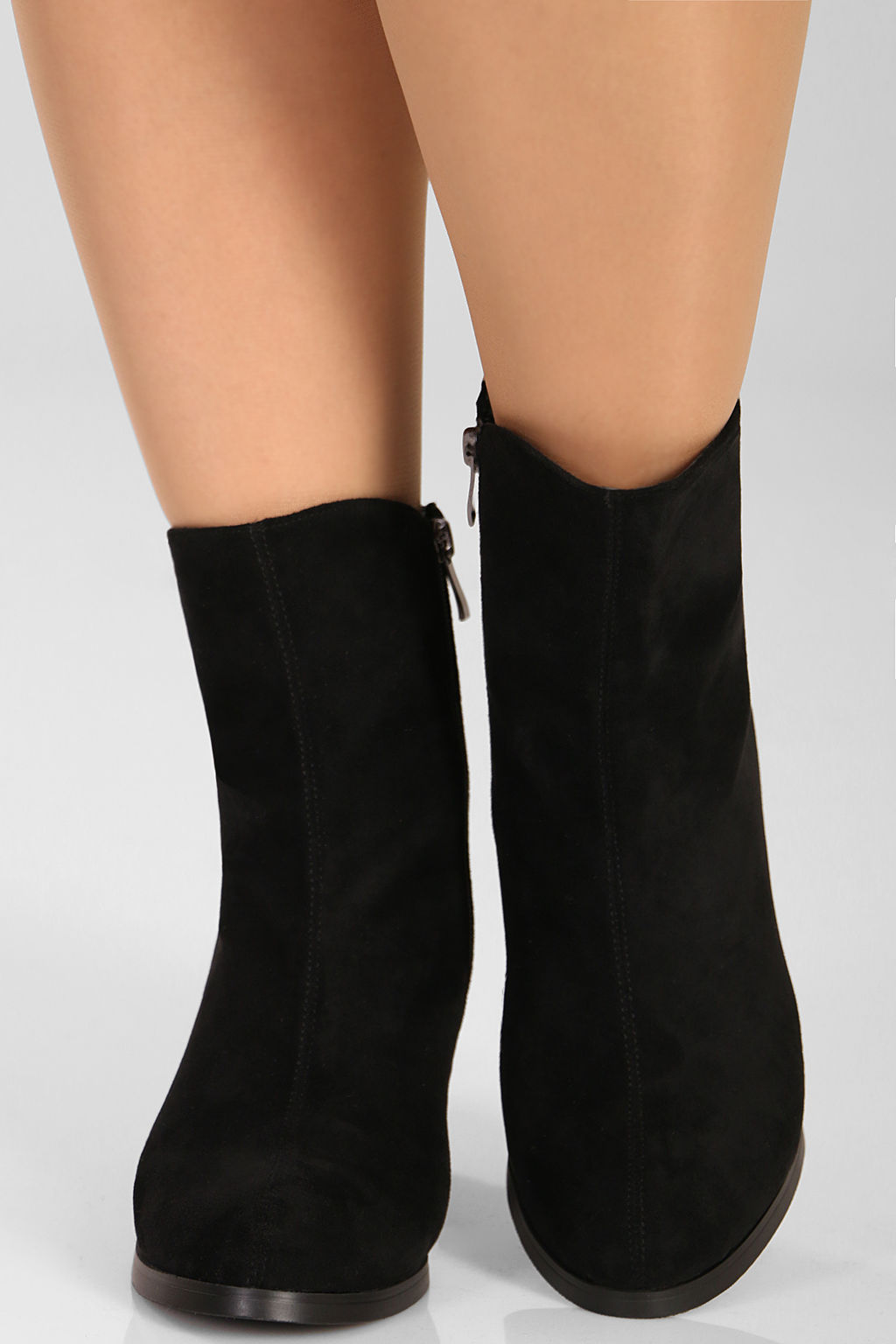 Ботинки женские с декором на каблуке