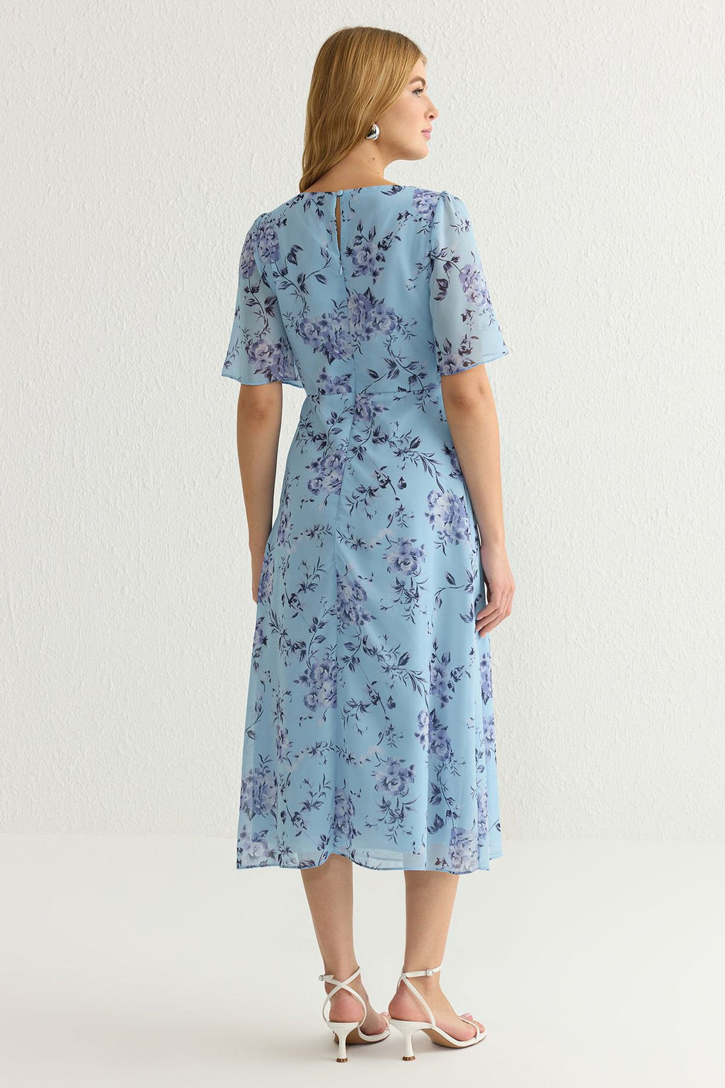 Mavi Cicekli A Kesim Midi Astarl? Sifon Dokuma Elbise TWOSS23EL01372