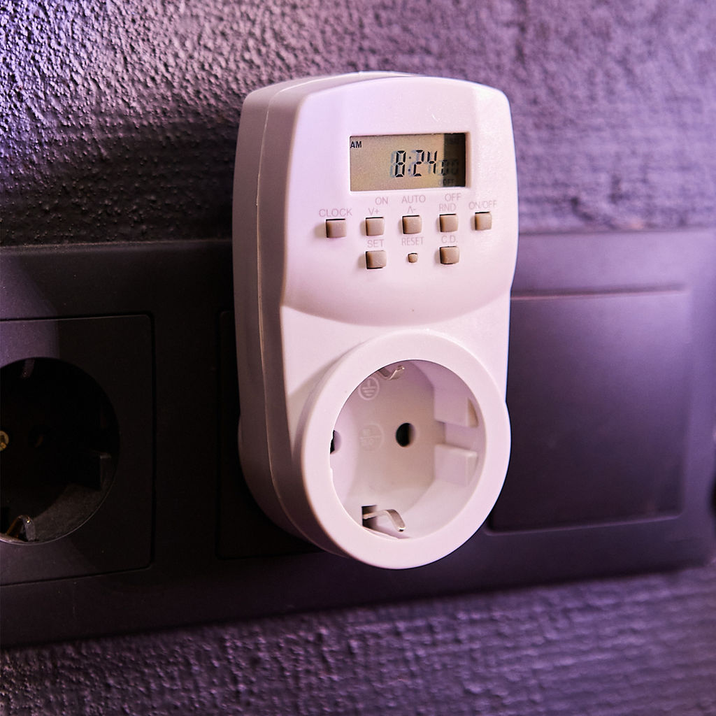 UST-E20 WHITE Таймер электронный с розеткой, 220В. 24ч. 1600Вт. Энергонезависимая память. ТМ Uniel - Volpe фото 3