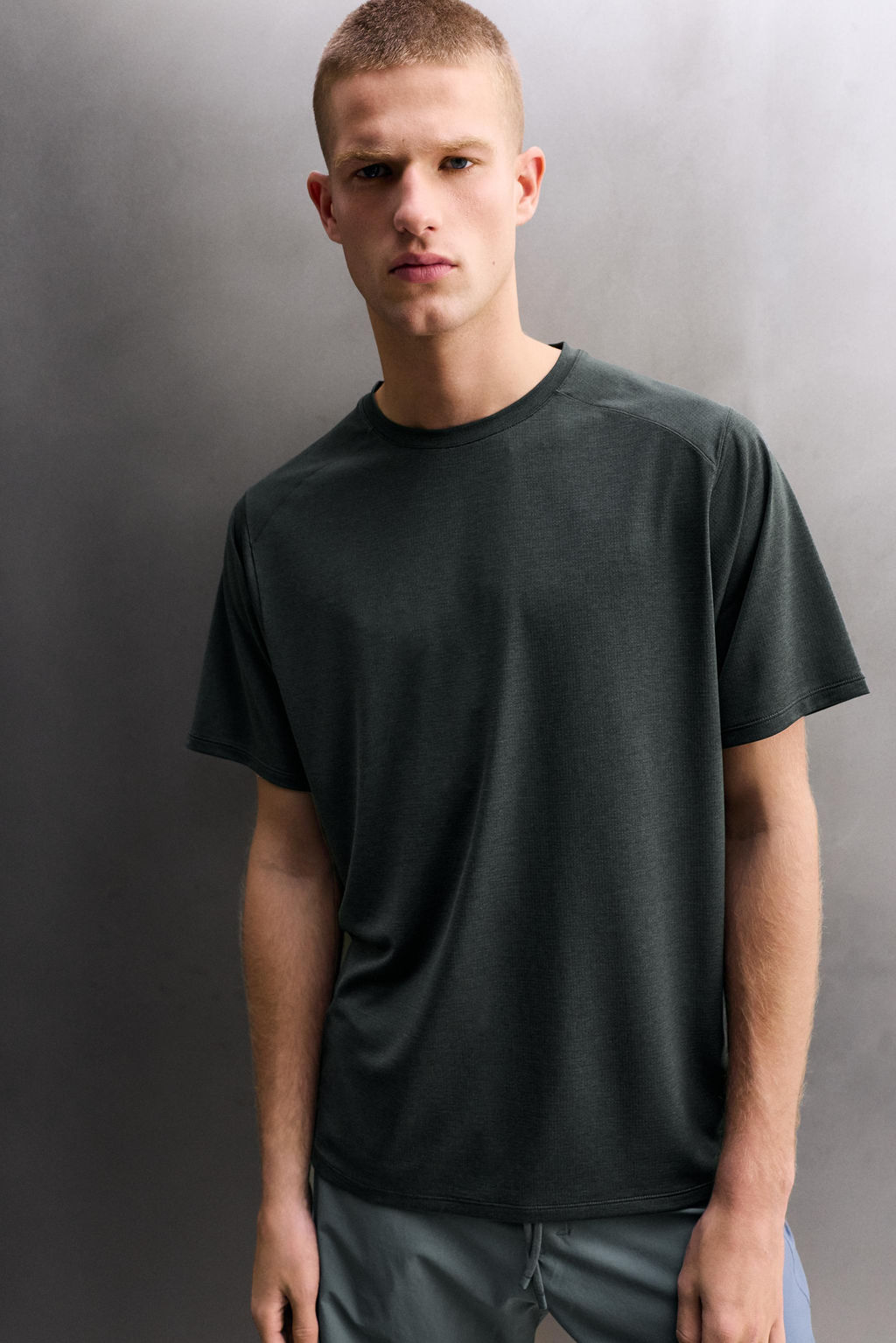 CAMISETA T?CNICA ESTRUCTURA / gris antracita - Zara фото 6