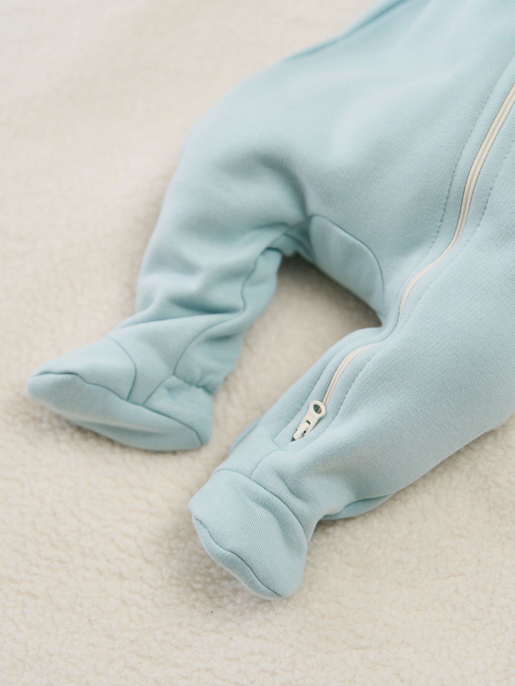 Комбинезон с капюшоном и закрытой ножкой "Бриз" утепленный 0+