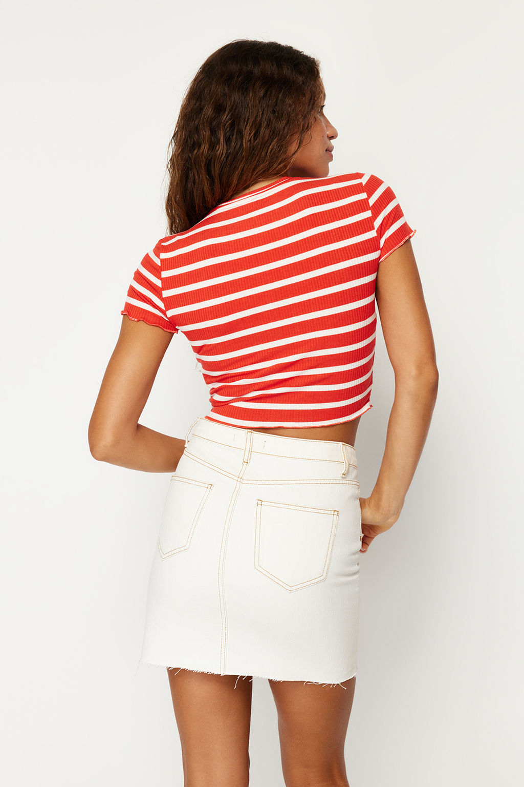 Trendyolmilla Haki Cizgili Baby Overlok Detayl? Fitted/Vucuda Oturan Crop Fitilli Orme Bluz TWOSS23BZ00506  фото 6