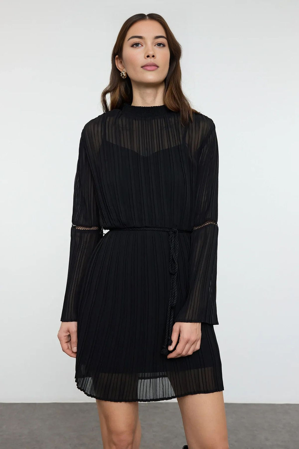 Trendyolmilla Siyah Kusakl? Etegi Belden Ac?lan Pliseli Mini Dokuma K?sl?k Elbise TWOAW25EL00496  фото 2