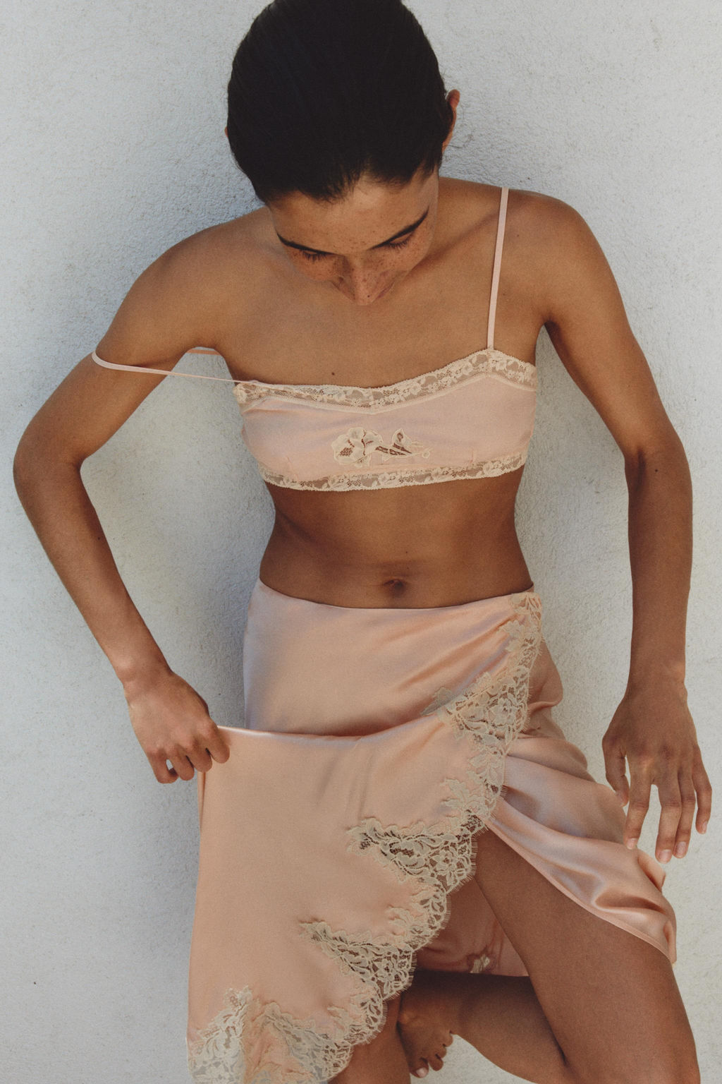 FALDA MIDI SEDA 100% ENCAJE / Rosa tiza - Zara фото 2