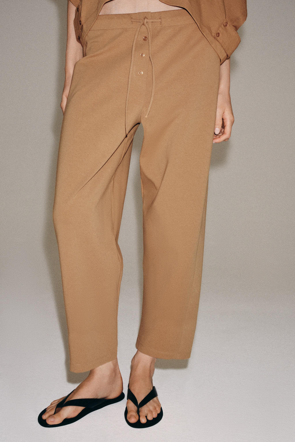 PANTAL?N CARROT INTERLOCK / Camel medio - Zara фото 2