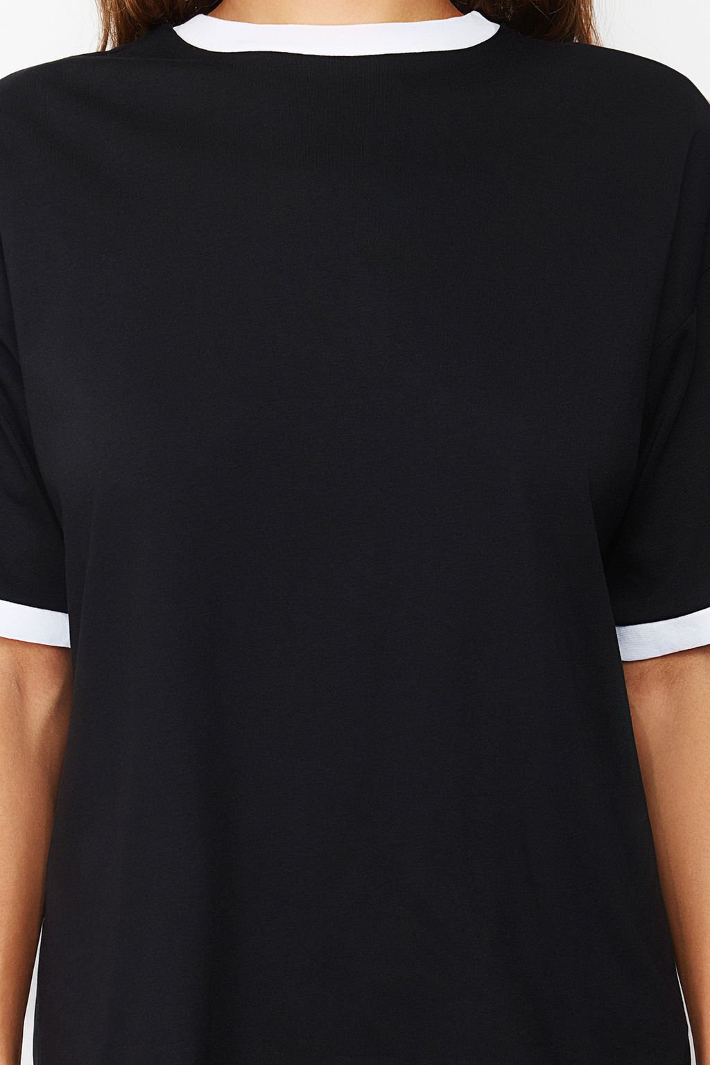 Siyah %100 Pamuk Kontrast Yaka ve Serit Detayl? Oversize/Rahat Kesim Orme T-Shirt TWOSS24TS00052