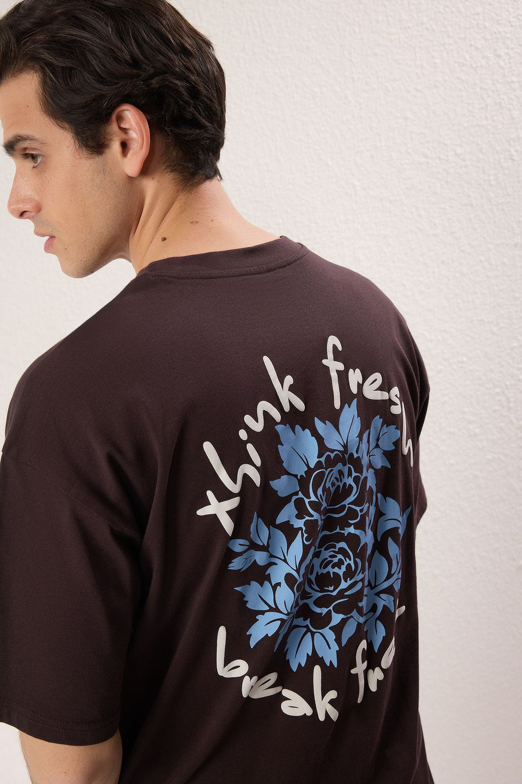 TRENDYOL MAN Ekru Oversize/Genis Kesim Cicek Bask?l? Kal?n %100 Pamuklu T-Shirt TMNSS25TS00028