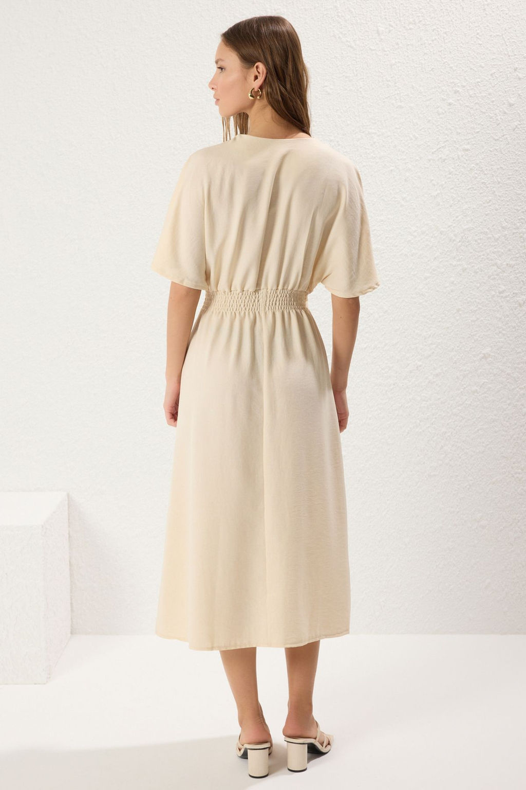 TRENDYOLMILLA Turuncu Baglama Detayl? A Kesim V Yaka Midi Dokuma Elbise TWOSS23EL01543  фото 38