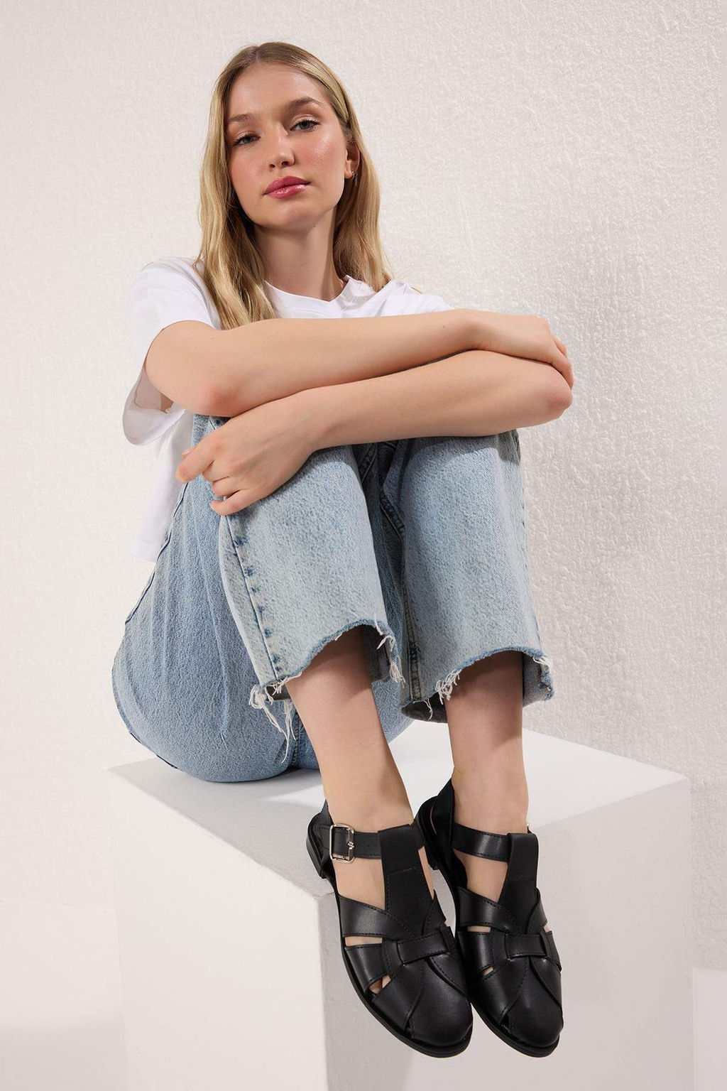 Trendyolmilla Shoes Siyah Duz Taban Yuvarlak Burun Kad?n Sandalet TAKSS25SD00060