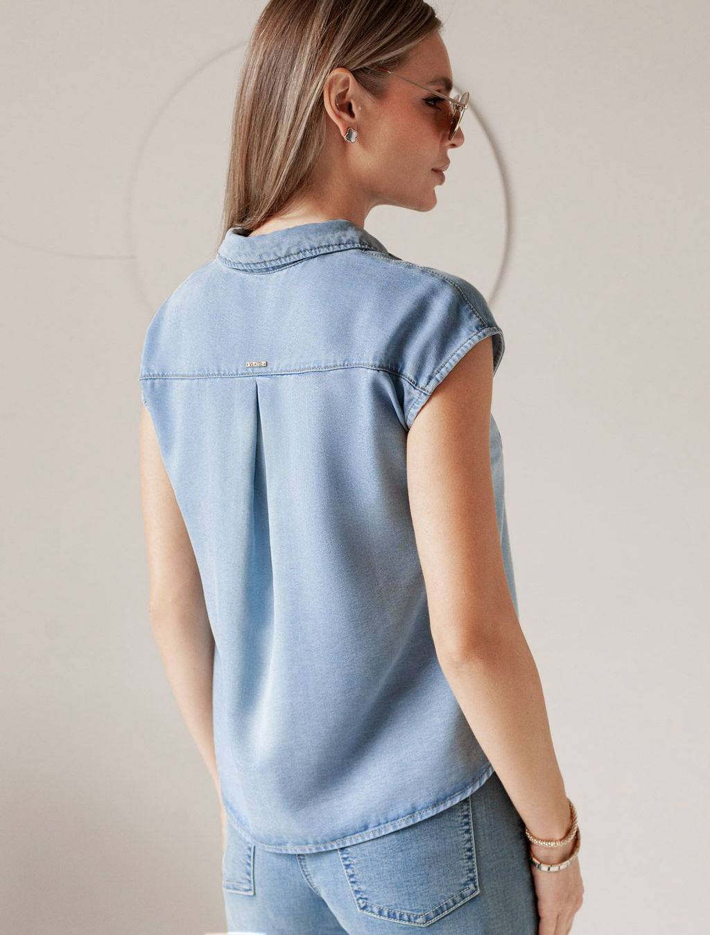 Укороченная блузка с коротким рукавом из джинсового лиоцелла - Vilatte фото 3