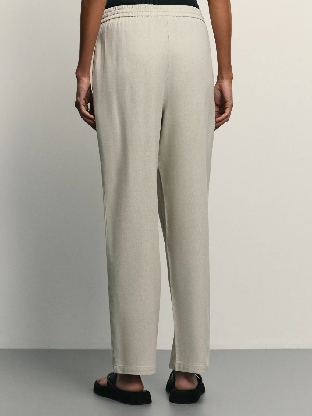 Прямые льняные брюки с эластичным поясом / Zarina фото 5