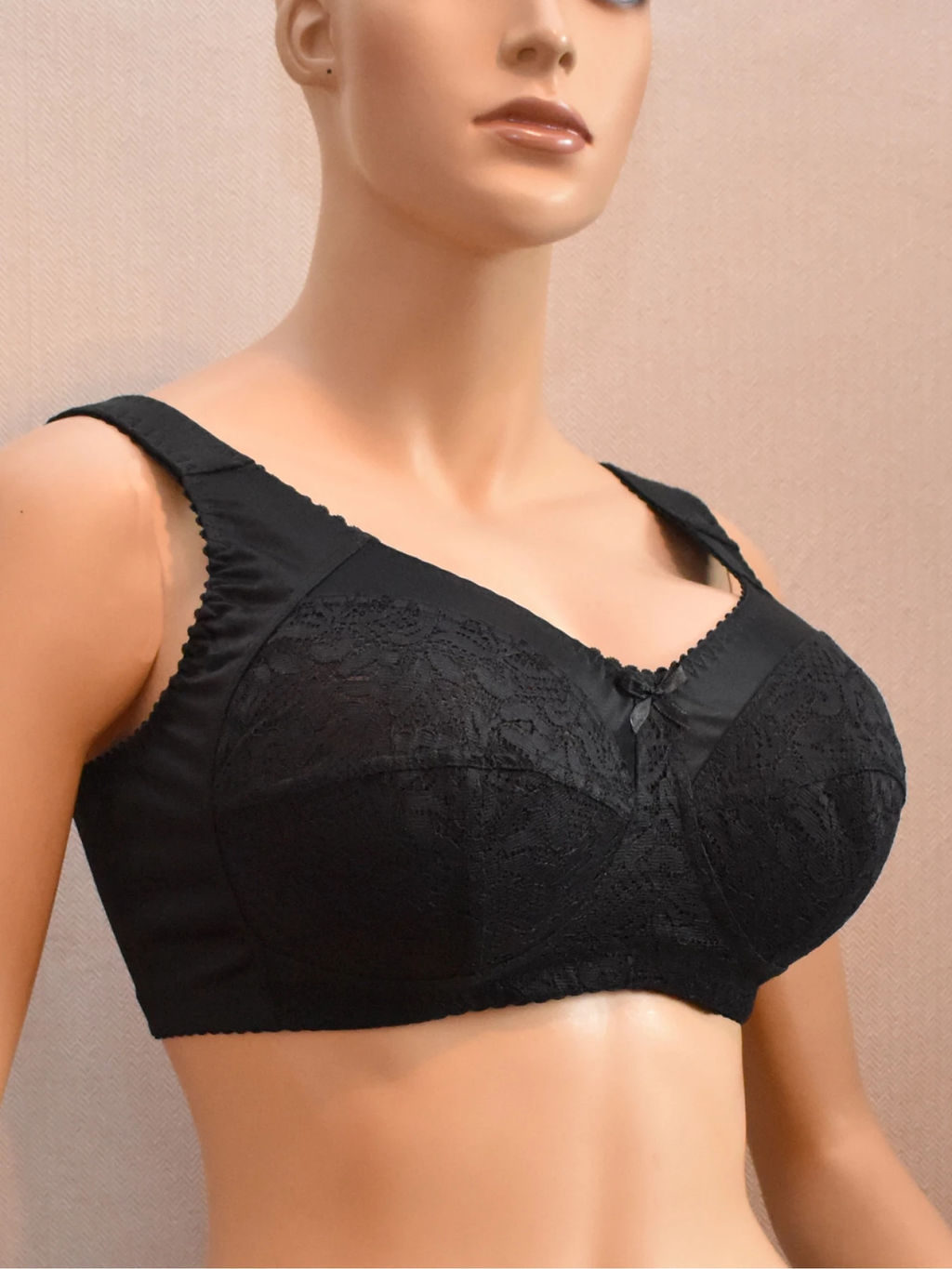 М081 бюст черный