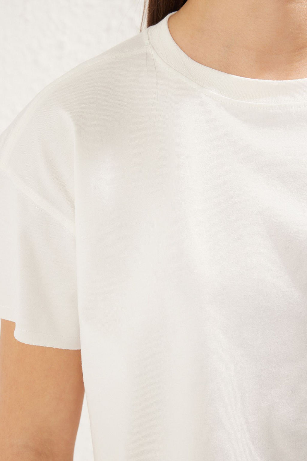 Ekru %100 Kal?n Pamuklu Relaxed Crop/Rahat K?sa Kesim Bisiklet Yaka Orme T-Shirt TWOSS25TS00034