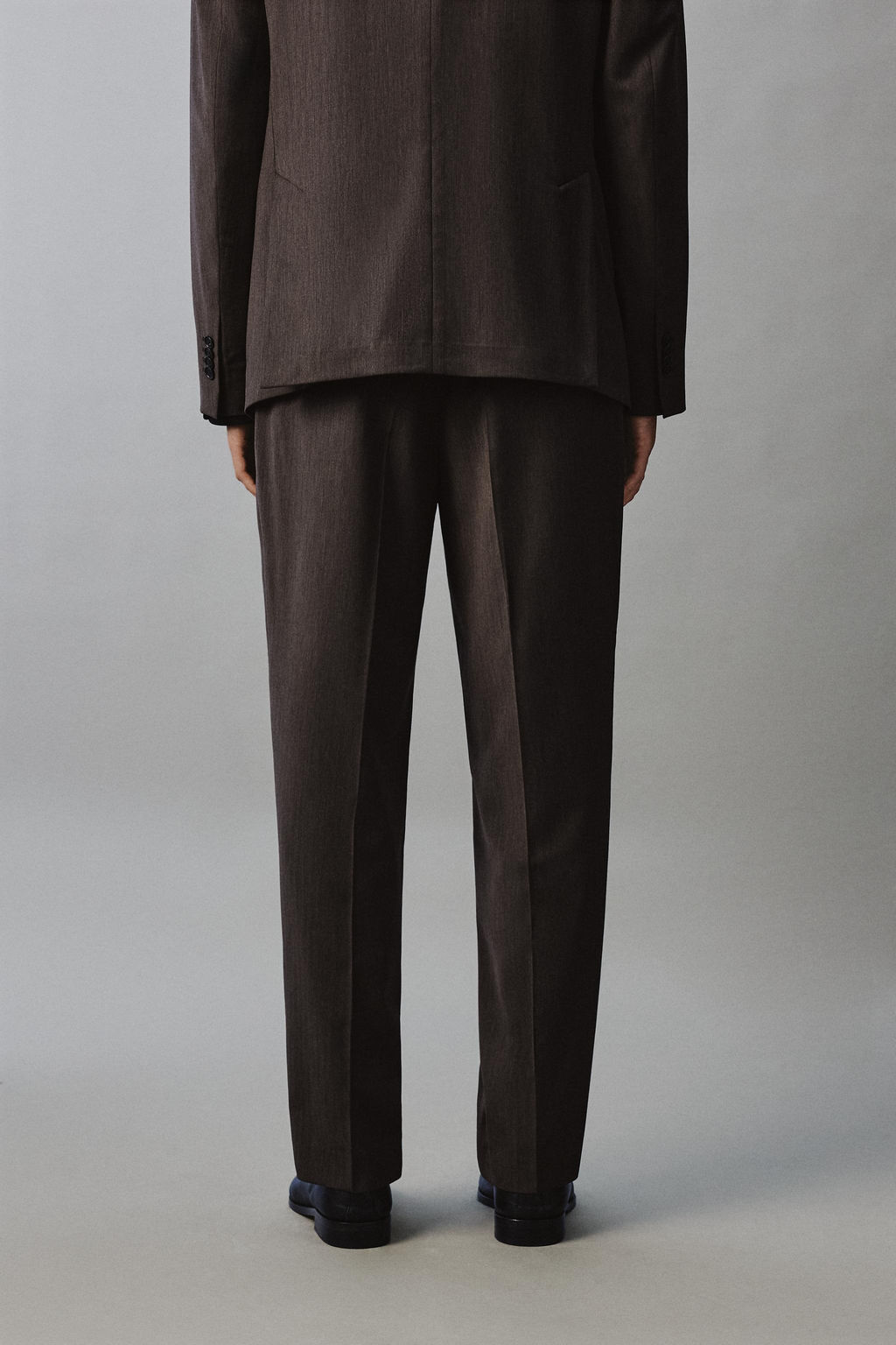 PANTAL?N REGULAR FIT TRAJE ESPIGA / Marr?n