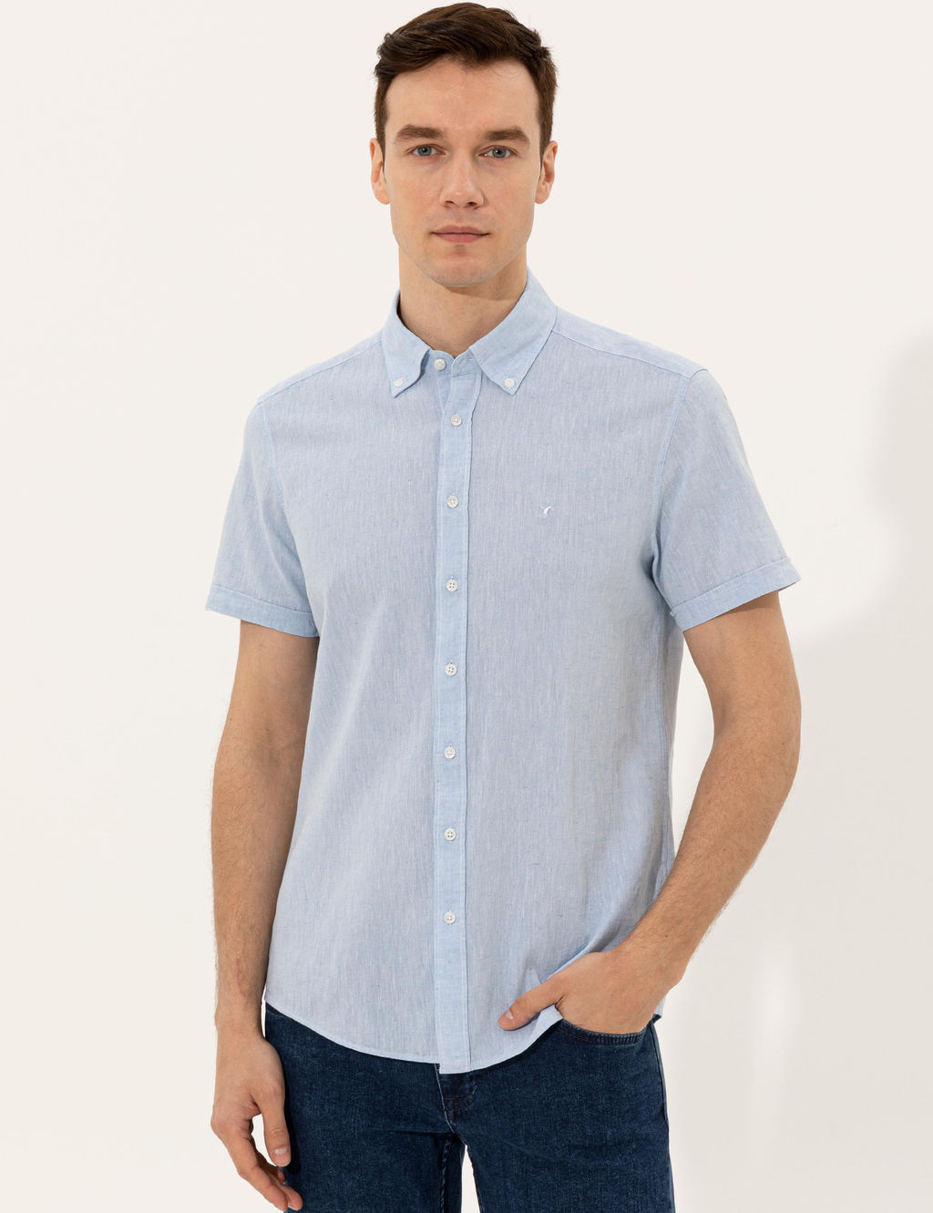 Голубая рубашка узкого кроя с коротким рукавом из смесового льна