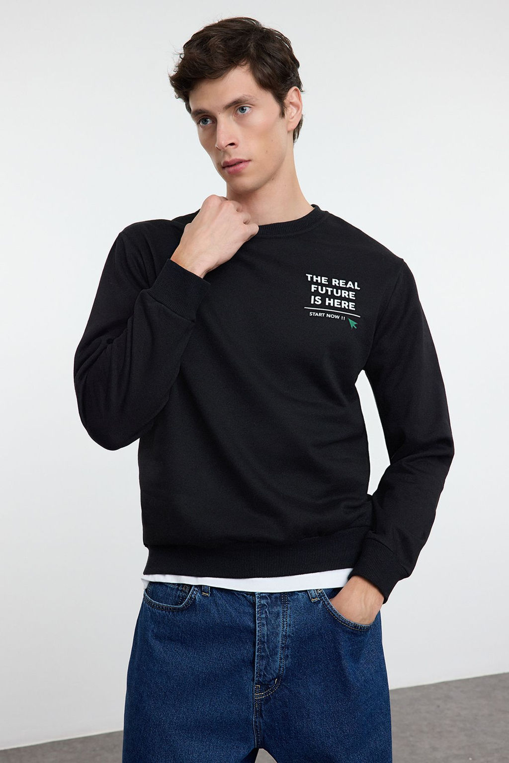 TRENDYOL MAN Siyah Regular/Normal Kesim Bisiklet Yaka Yaz? Bask?l? Ici Polarl? Sweatshirt TMNAW25SW00179