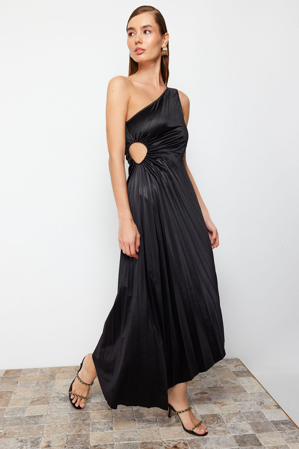 TRENDYOLMILLA Ac?k Yesil Asimetrik Pilise Detayl? Orme Saten S?k Abiye Elbise TPRSS23EL00557