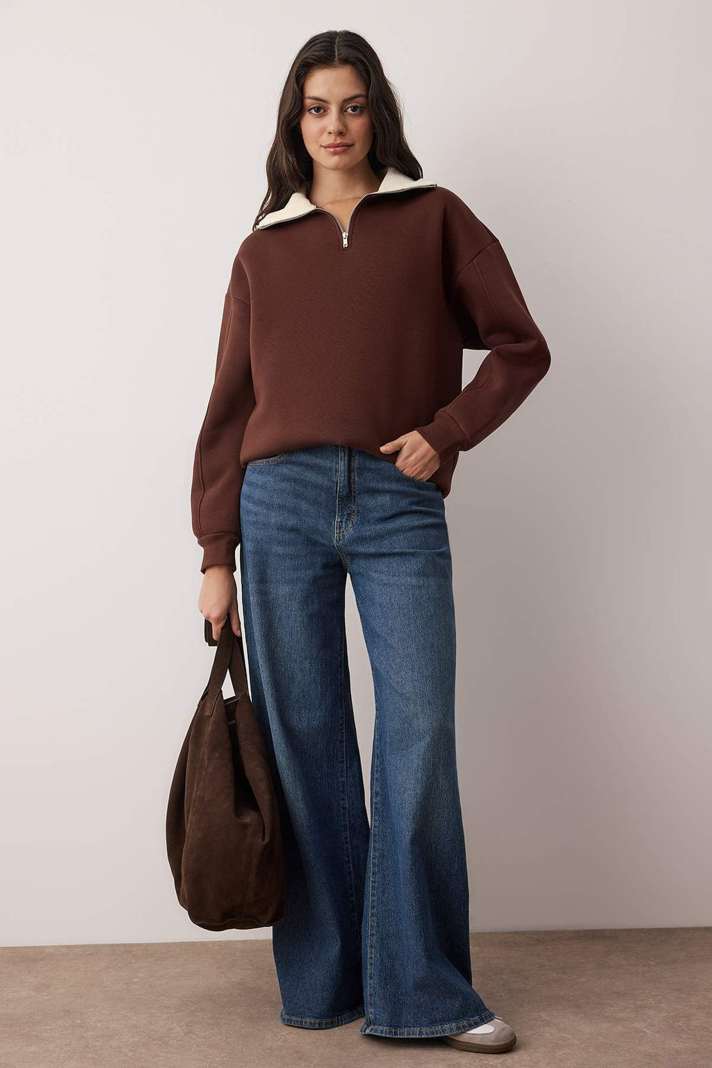 Kahverengi Oversize/Genis Kal?p Kadife Sloganl? Fermuarl? Ici Polarl? Orme Sweatshirt TWOAW26SW00228