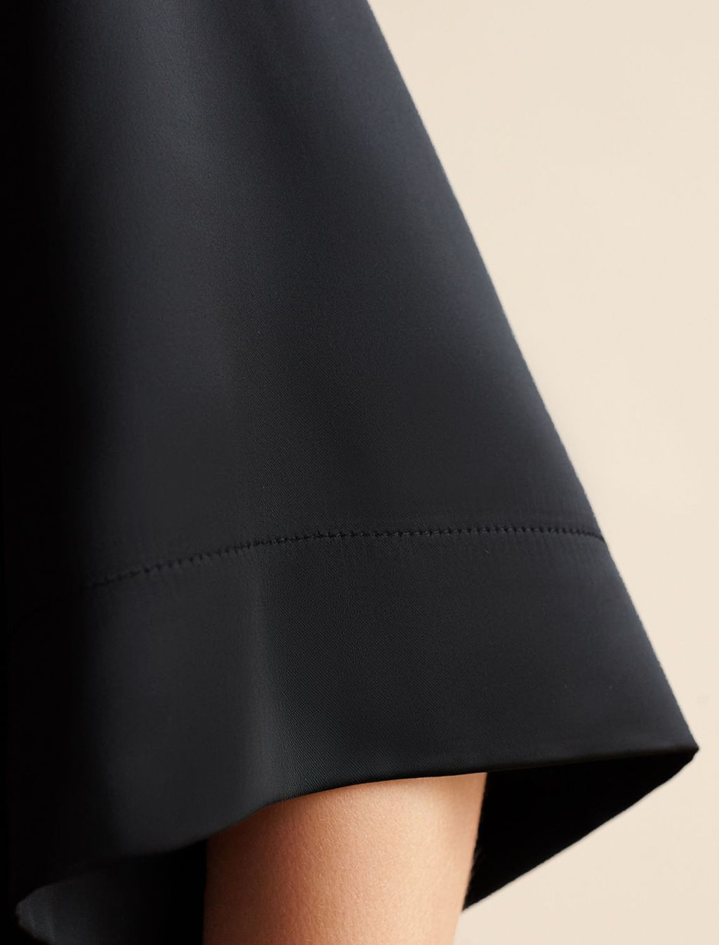 Блузка с короткими рукавами из плотного струящегося сатина - Vilatte фото 2