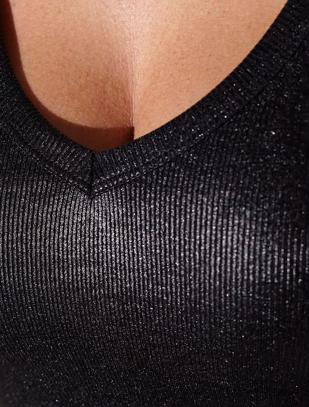 Футболка облегающая из хлопка в рубчик с V вырезом и матовым покрытием металлик - Vilatte фото 3