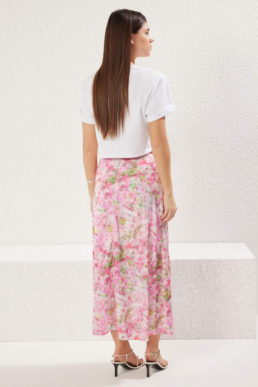 TRENDYOLMILLA Cok Renkli Batik Cicek Desenli Saten Kumas A-line Kal?p Midi Boy Dokuma Etek TWOSS25ET00034  фото 5