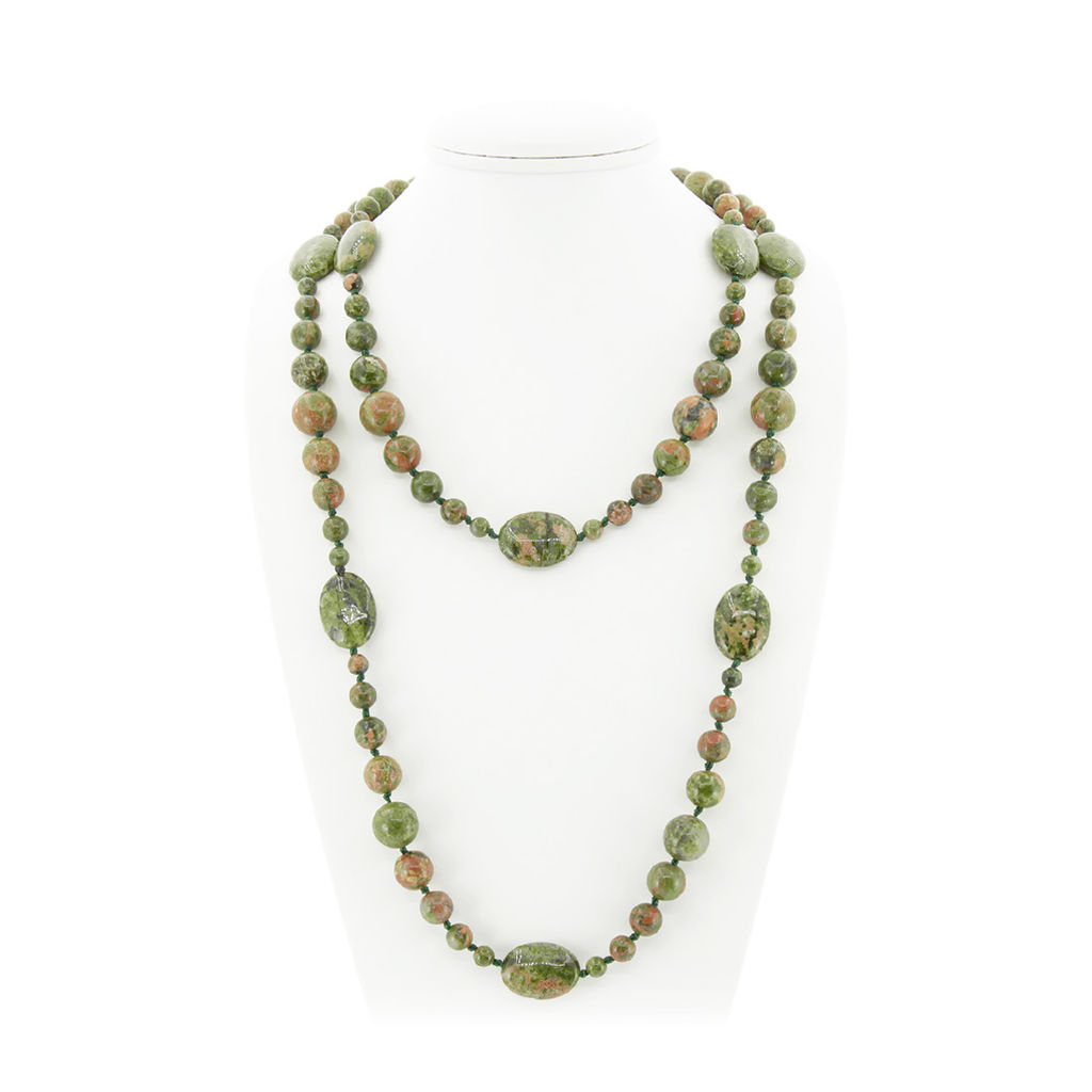 Унакит (ЮАР), разноразмерные круглые с плоскими овалами 18х25мм, бусы "Стихия", длина бус 138см