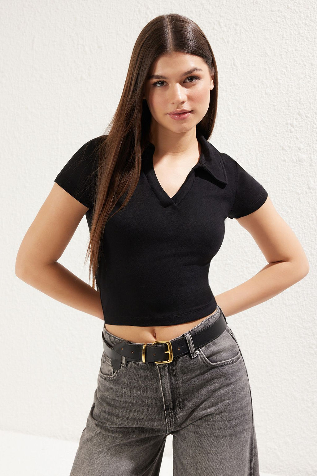 Trendyolmilla Siyah Duz Fitted/Vucuda Oturan Polo Yaka Orme Bluz TWOSS25BZ00003