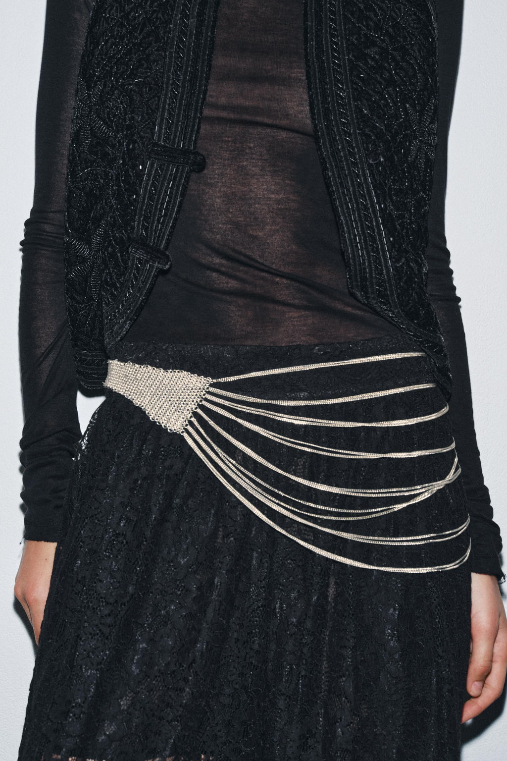 BELT WITH COMBINED LINKS AND RINGS
