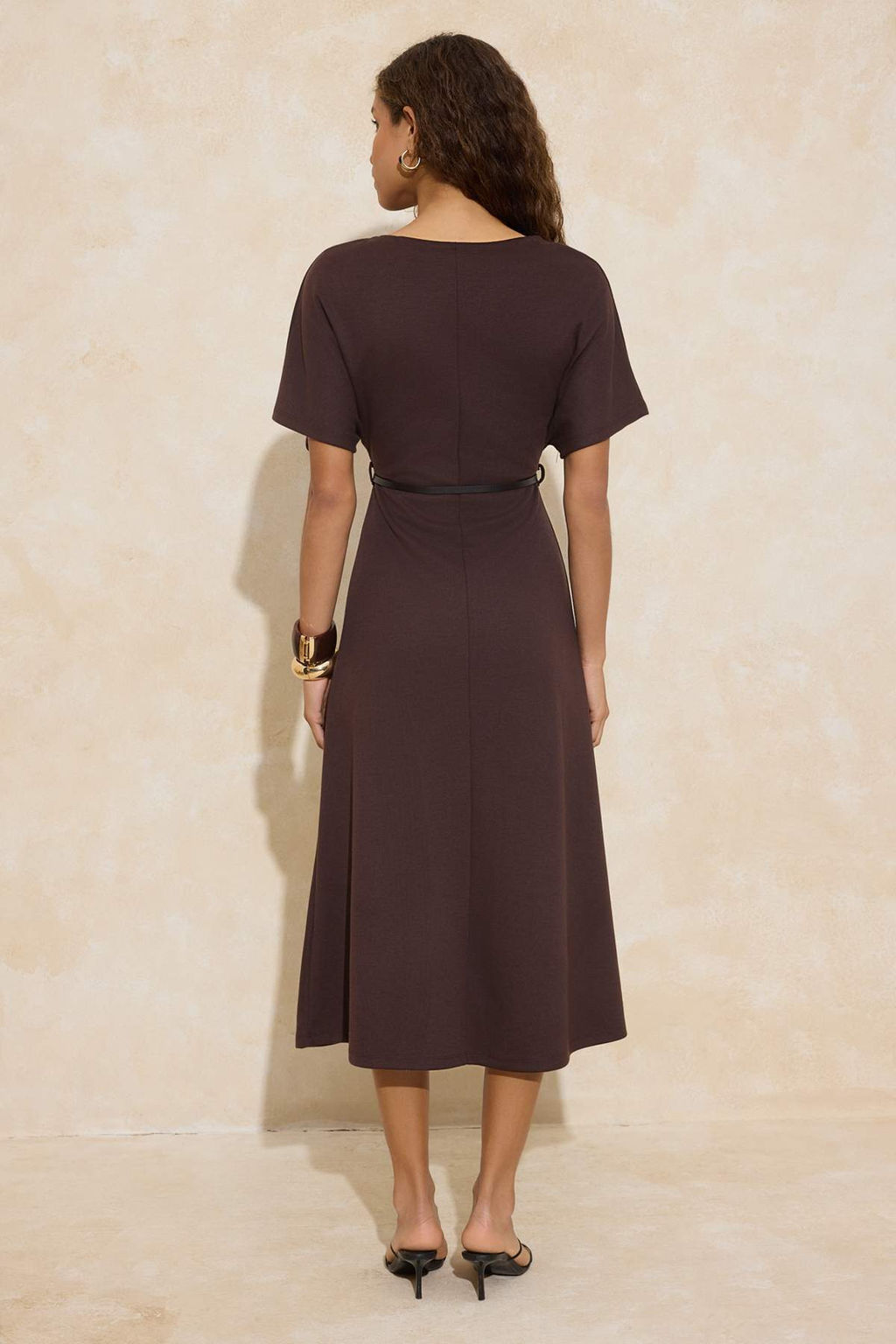 Kahverengi A-Kesim/Can Form Kay?k Yaka K?sa Kollu Kemerli Midi Interlok Orme Elbise TWOSS26EL00107 - Trendyolmilla фото 6