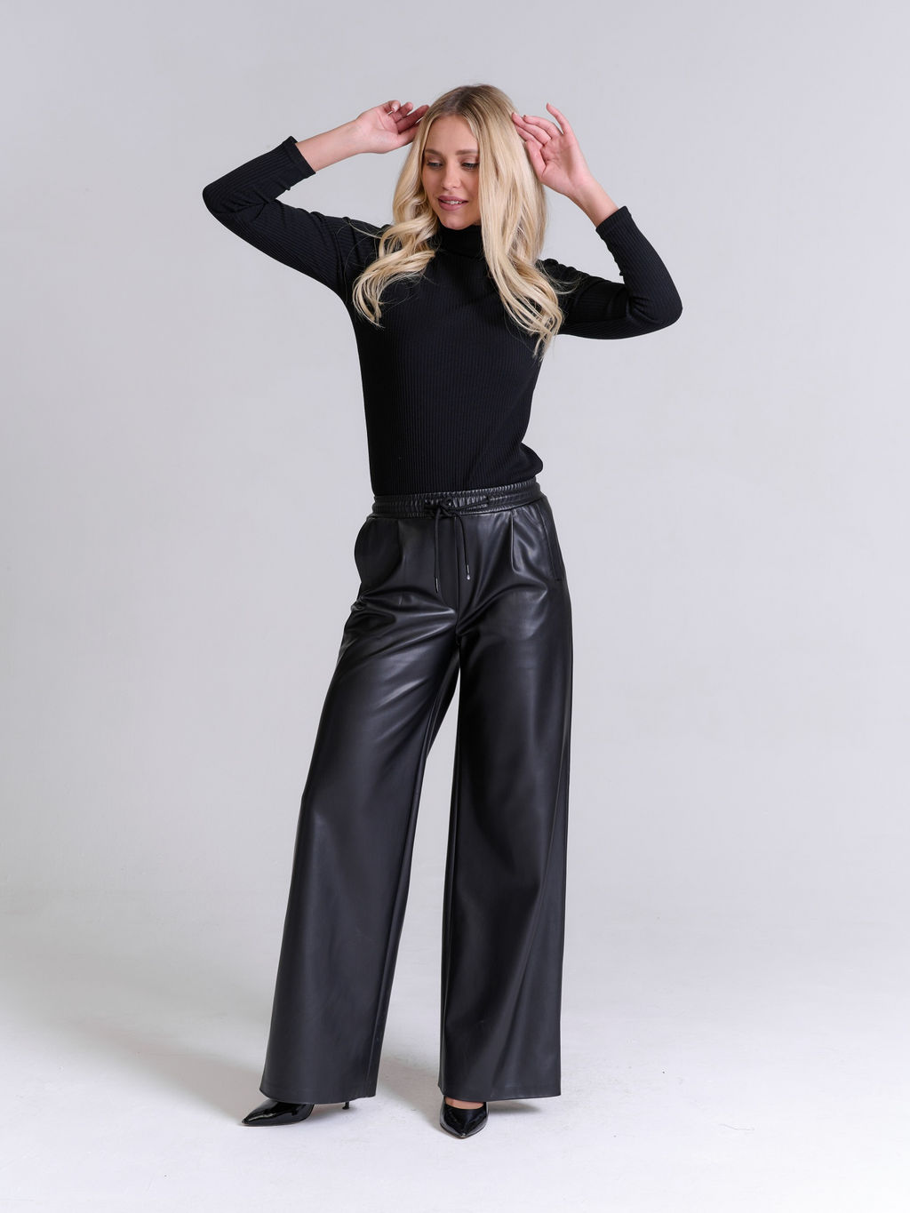 Широкие брюки из экокожи
