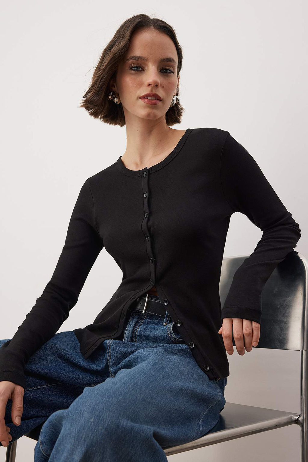 Siyah Dugmeli Vucuda Oturan Esnek Orme Bluz TWOAW26BZ00007