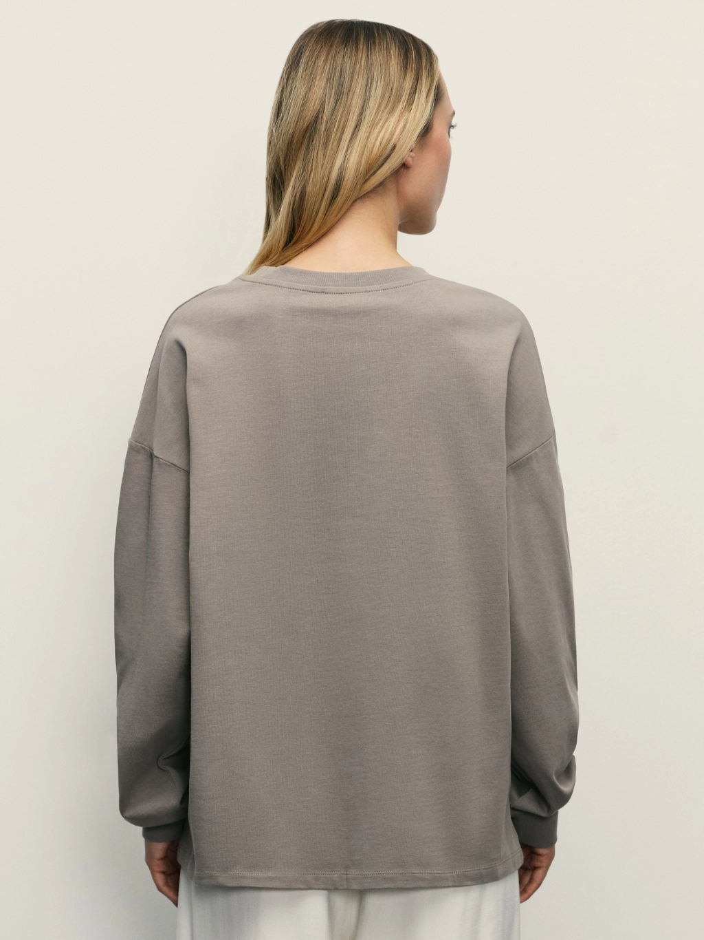 Лонгслив оверсайз с манжетами и принтом на рукаве / Zarina  фото 6