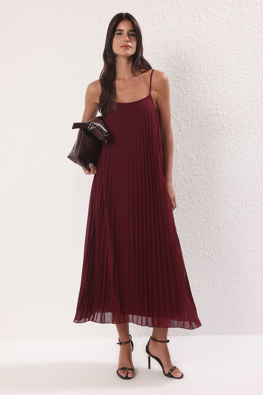 TRENDYOLMILLA Siyah Duz Y?rtmacl? Maxi Piliseli A-line Esnek Orme Elbise TWOSS25EL00170