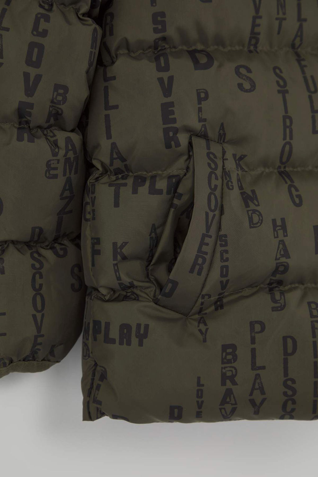 Haki Geometrik Bask?l? Kal?n Kapusonlu Regular Erkek Cocuk Mont TKDAW26MO00010 - Trendyolmilla фото 2