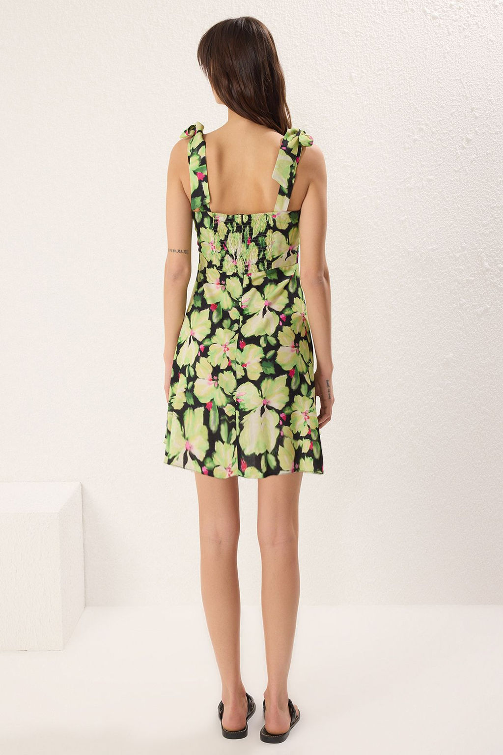 Yesil Cicekli Etegi Belden Ac?lan Ask? Baglama Detayl? Mini Viskon Dokuma Elbise TWOSS25EL00291 - Trendyolmilla фото 4