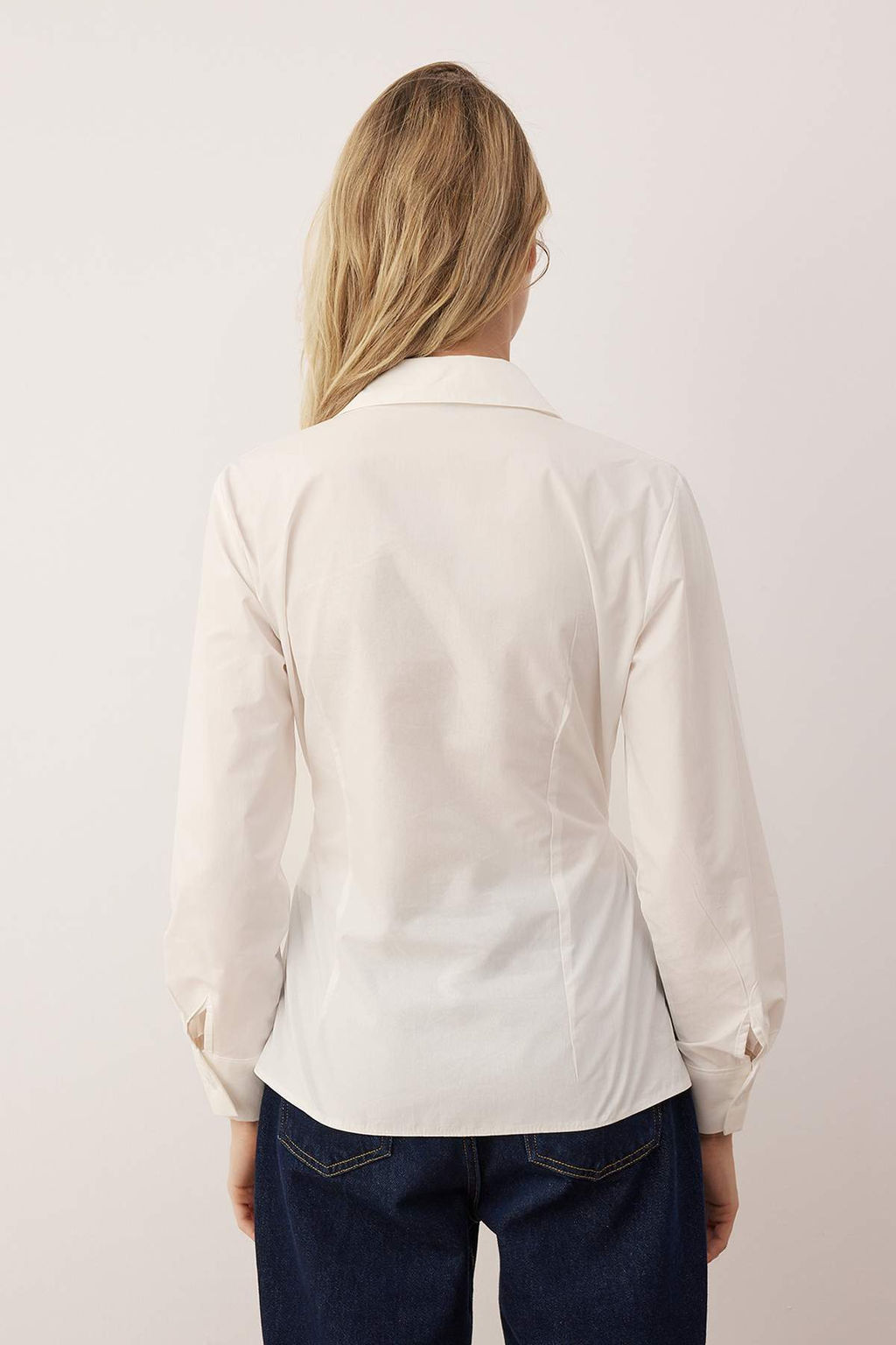 Beyaz Dugme Detayl? Ayarlanabilir Pamuklu Poplin Gomlek TWOAW26GO00101 - Trendyolmilla фото 4