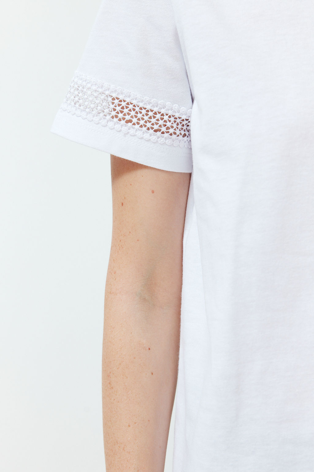 Beyaz Aksesuar Kal?n Pamuklu Detayl? Basic/Regular Kal?p Orme T-Shirt TWOSS24TS00048