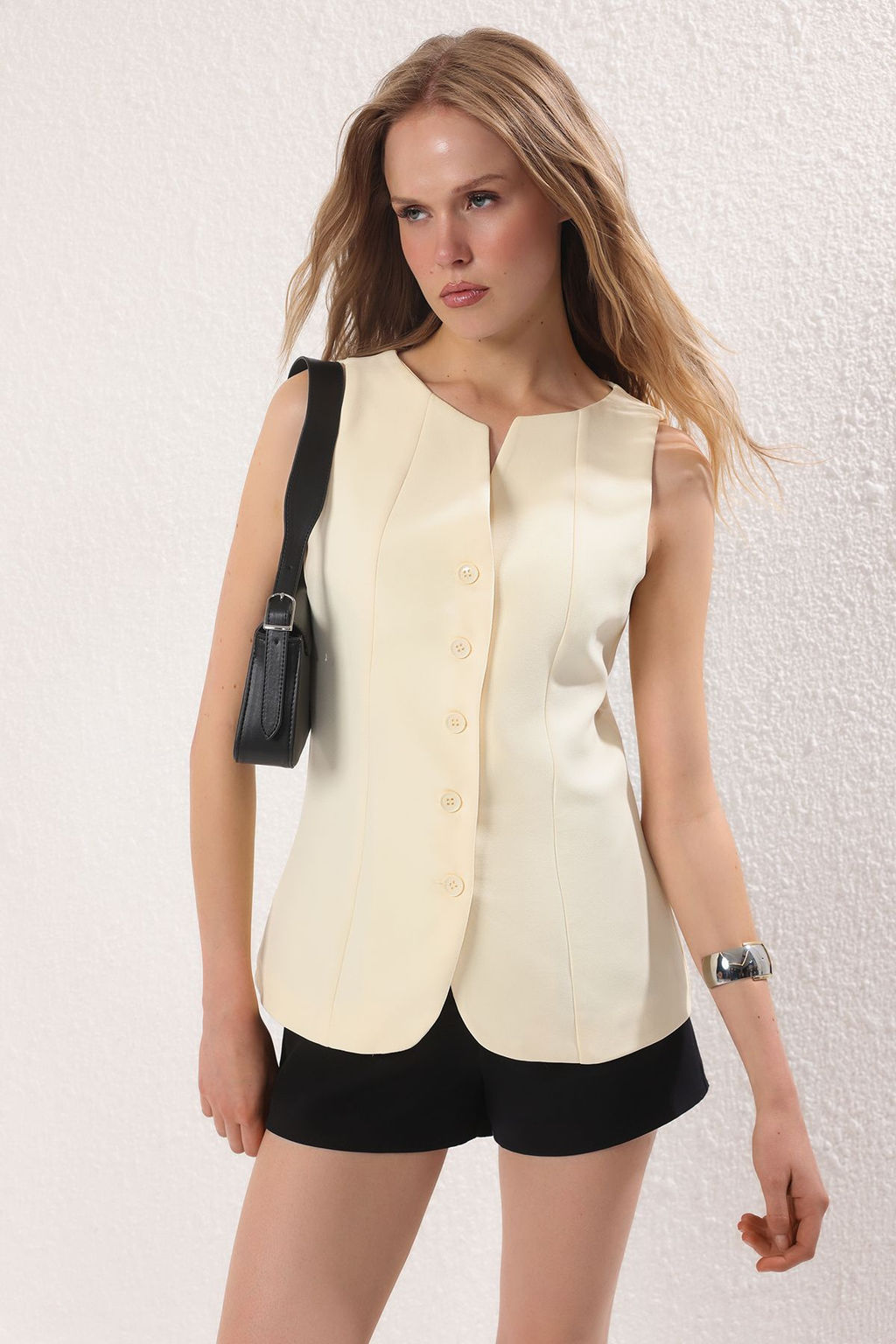 Trendyolmilla Sar? Regular Kal?n Ask?l? Kay?k Yaka Regular Dokuma Yelek TWOSS25YE00093