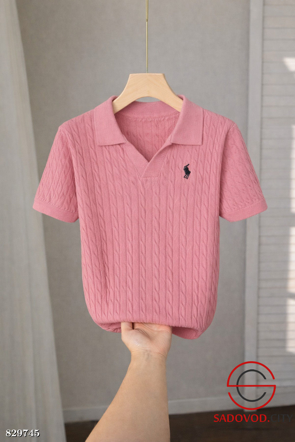 Футболка-поло с V-вырезом