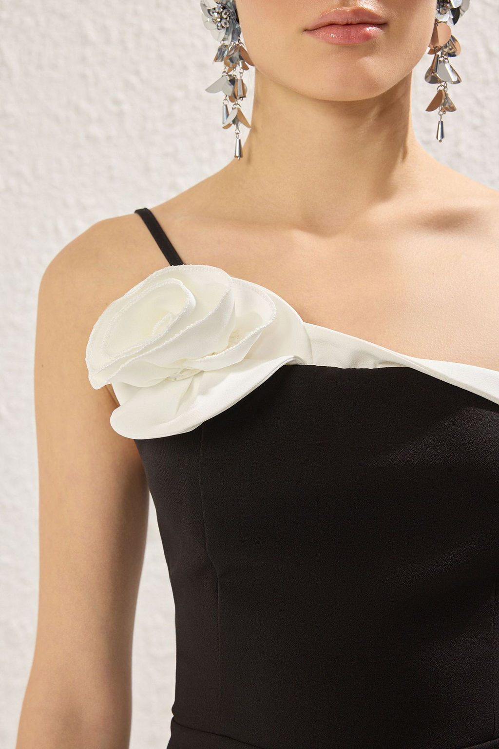 Siyah-Beyaz Gul Detayl? Dokuma Uzun S?k Abiye Gece Mezuniyet Elbisesi TPRSS25AE00170 - Trendyolmilla фото 5
