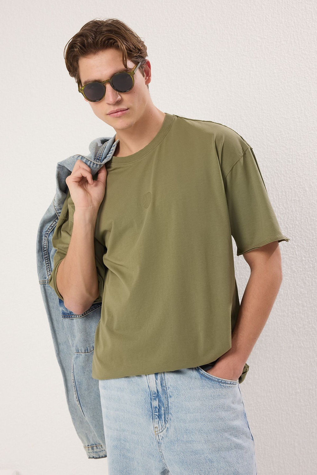 Trendyolmilla Man Haki Oversize/Genis Kesim Eskitme/Y?kama Gorunumlu %100 Pamuklu T-Shirt TMNSS25TS00077