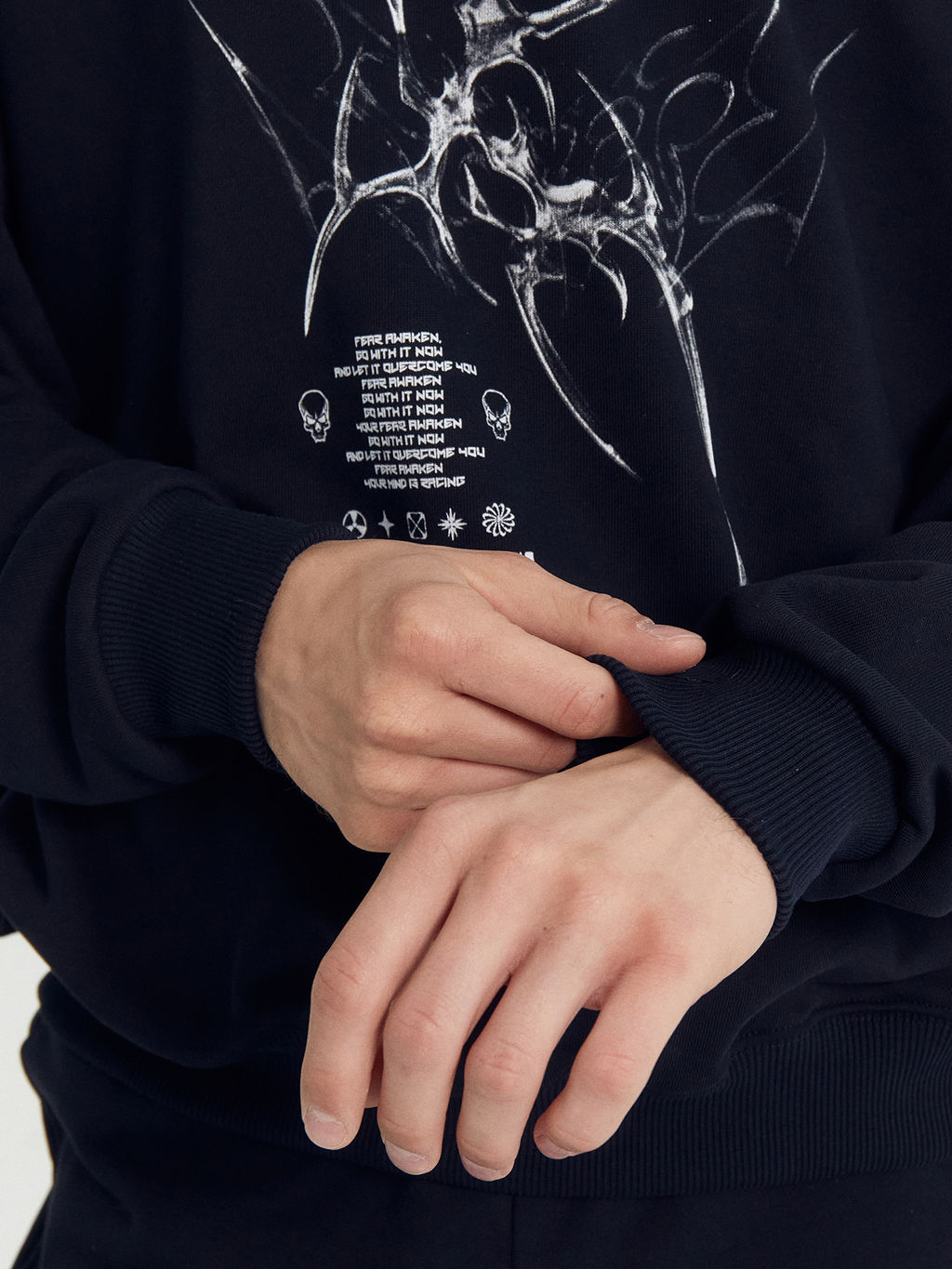 Анорак мужской в черном цвете с принтом в виде картины черный +печать 121816 - Mark formelle фото 19