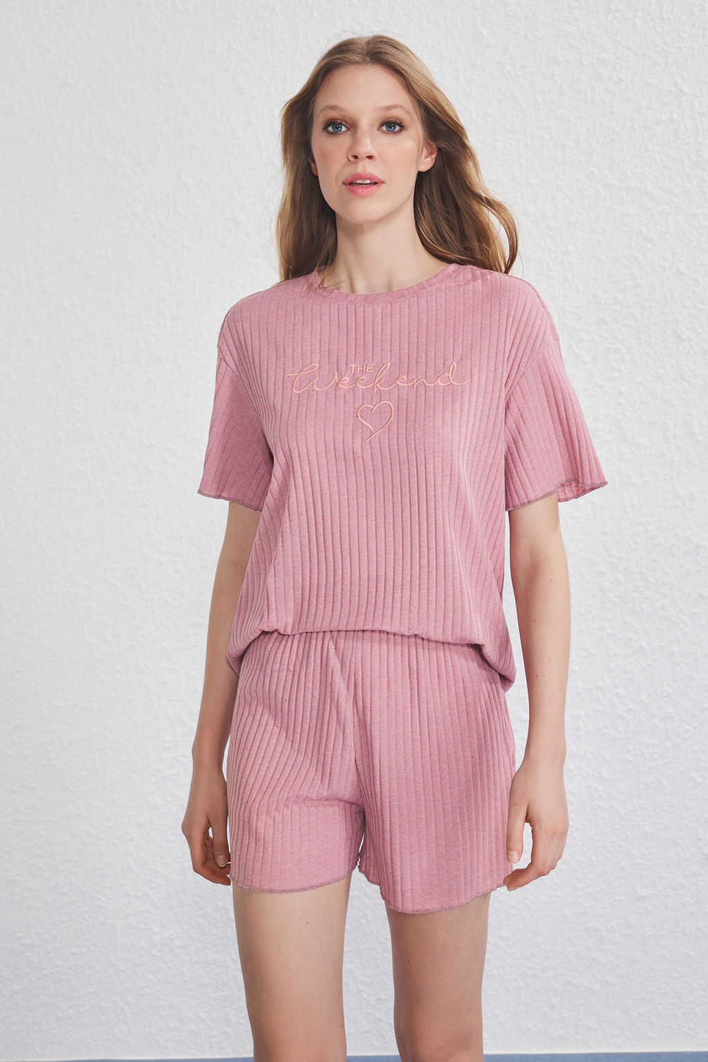 Trendyolmilla Bordo Slogan ve Kalp Nak?sl? Fitilli Sortlu Orme Pijama Tak?m? THMSS25PT00402 фото 3