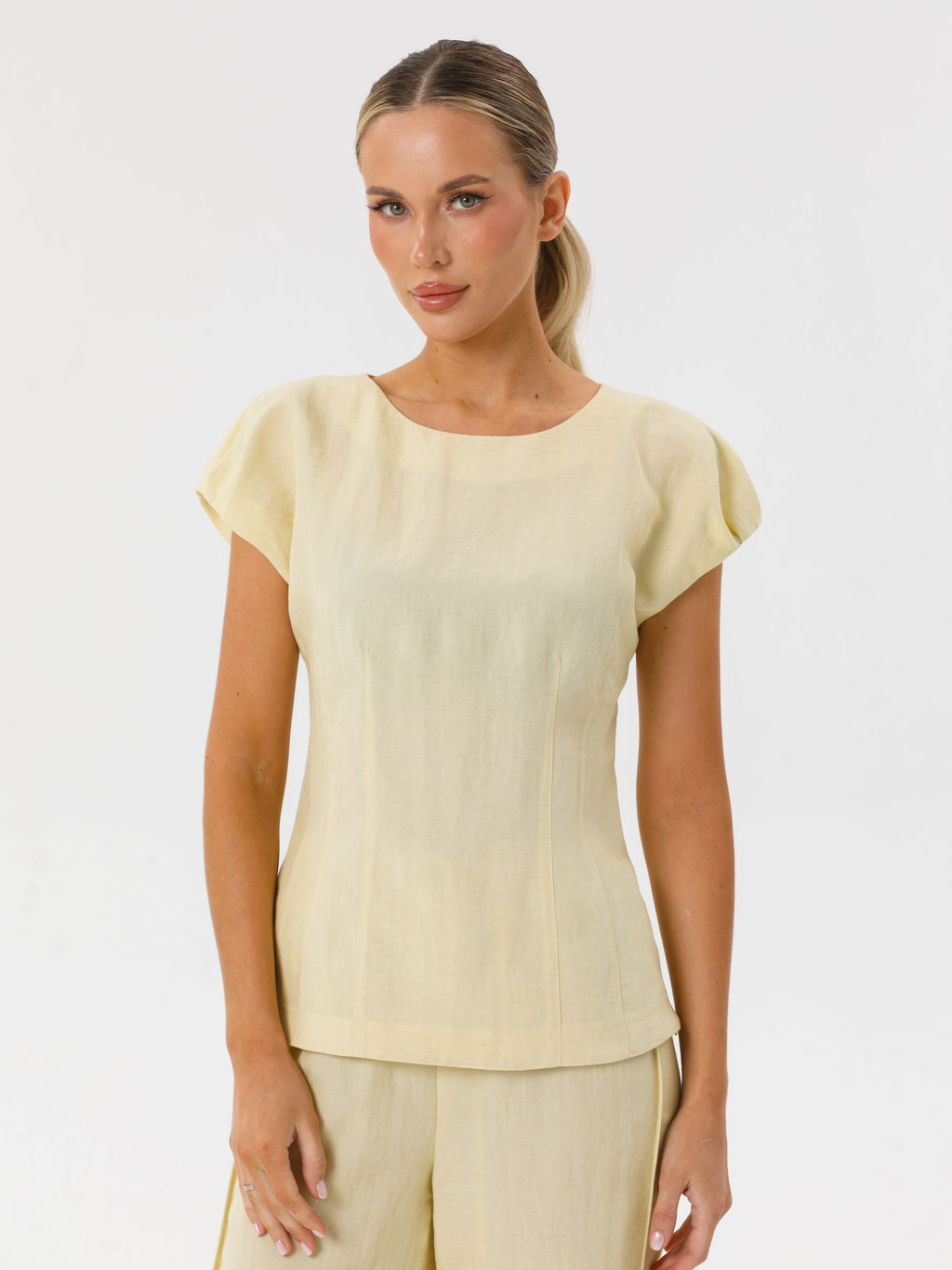 Блузка со спущенным плечом