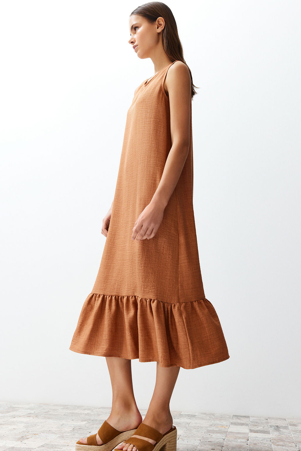 Kahverengi Duz Kesim Kolsuz Bisiklet Yaka Midi Aerobin Dokuma Elbise TWOSS24EL00519 - Trendyolmilla фото 3